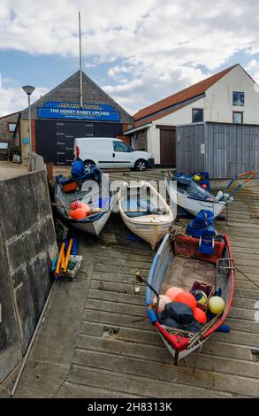 Piccole barche a remi sullo scivolo presso il Fishermen's Heritage Centre a Sheringham, una cittadina balneare sulla costa settentrionale di Norfolk, East Anglia, Inghilterra Foto Stock