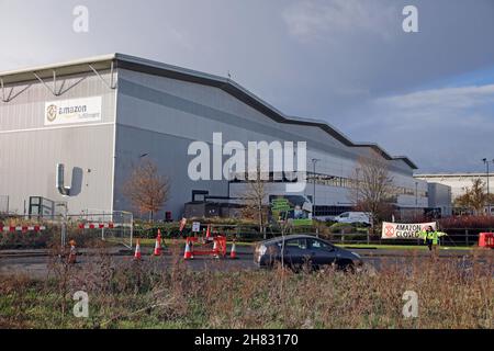 Peterborough, Regno Unito. 26 novembre 2021. XR Extinction Rebellion i manifestanti che bloccano l'accesso al centro di distribuzione Amazon, il Black Friday, a Peterborough, Cambridgeshire, Regno Unito, Il 26 novembre 2021 credito: Paul Marriott/Alamy Live News Foto Stock