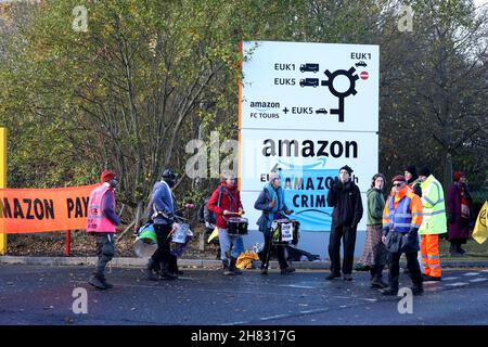 Peterborough, Regno Unito. 26 novembre 2021. XR Extinction Rebellion i manifestanti che bloccano l'accesso al centro di distribuzione Amazon, il Black Friday, a Peterborough, Cambridgeshire, Regno Unito, Il 26 novembre 2021 credito: Paul Marriott/Alamy Live News Foto Stock