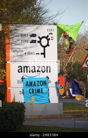 Peterborough, Regno Unito. 26 novembre 2021. XR Extinction Rebellion i manifestanti che bloccano l'accesso al centro di distribuzione Amazon, il Black Friday, a Peterborough, Cambridgeshire, Regno Unito, Il 26 novembre 2021 credito: Paul Marriott/Alamy Live News Foto Stock