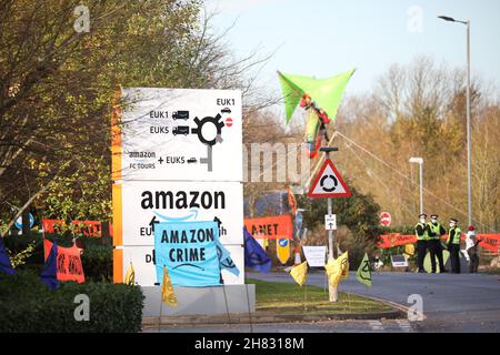 Peterborough, Regno Unito. 26 novembre 2021. XR Extinction Rebellion i manifestanti che bloccano l'accesso al centro di distribuzione Amazon, il Black Friday, a Peterborough, Cambridgeshire, Regno Unito, Il 26 novembre 2021 credito: Paul Marriott/Alamy Live News Foto Stock