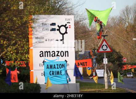 Peterborough, Regno Unito. 26 novembre 2021. XR Extinction Rebellion i manifestanti che bloccano l'accesso al centro di distribuzione Amazon, il Black Friday, a Peterborough, Cambridgeshire, Regno Unito, Il 26 novembre 2021 credito: Paul Marriott/Alamy Live News Foto Stock