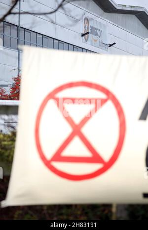 Peterborough, Regno Unito. 26 novembre 2021. XR Extinction Rebellion i manifestanti che bloccano l'accesso al centro di distribuzione Amazon, il Black Friday, a Peterborough, Cambridgeshire, Regno Unito, Il 26 novembre 2021 credito: Paul Marriott/Alamy Live News Foto Stock