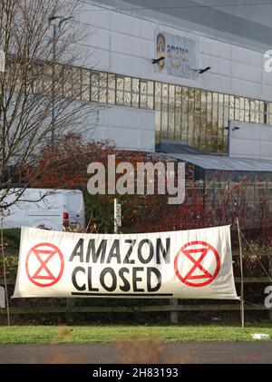 Peterborough, Regno Unito. 26 novembre 2021. XR Extinction Rebellion i manifestanti che bloccano l'accesso al centro di distribuzione Amazon, il Black Friday, a Peterborough, Cambridgeshire, Regno Unito, Il 26 novembre 2021 credito: Paul Marriott/Alamy Live News Foto Stock