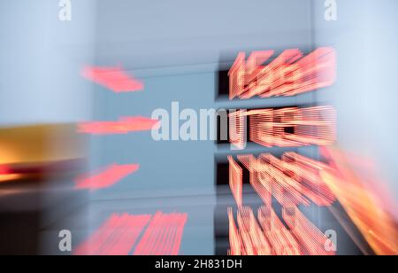 Oberhausen, Germania. 27 novembre 2021. Un display elettronico mostra i prezzi correnti della benzina presso una stazione di rifornimento Shell di Oberhausen. Credit: Fabian Strauch/dpa/Alamy Live News Foto Stock