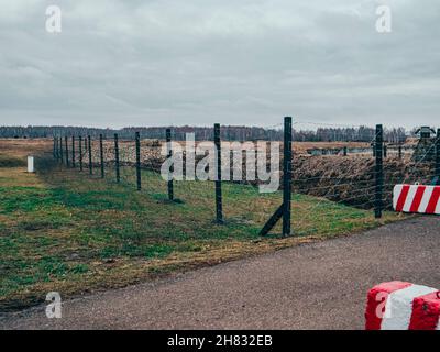 Righe di filo spinato sul confine dello stato. La separazione dei due paesi. Nebbia paesaggio autunnale Foto Stock