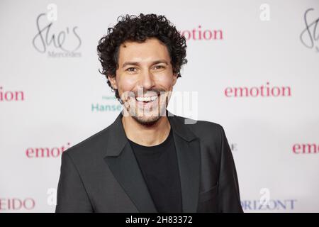 Amburgo, Germania. 26 novembre 2021. Boris Entraup, Hair & Make Up Artist, arriva al 'Emotion.Awards' per le donne al Curiohaus. Credit: Georg Wendt/dpa/Alamy Live News Foto Stock