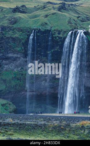 Seljalandfoss cascata in Islanda dalla distanza, composizione verticale Foto Stock