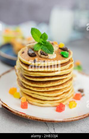 il cibo al forno frittelle lussureggianti mazzo con banana cioccolato e frutta candita Foto Stock