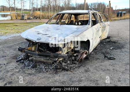 auto completamente bruciato in piedi in sito rurale Foto Stock
