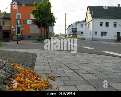 Vista sulla strada di Lautzenhausen, Hunsrück, Germania Foto Stock
