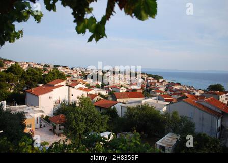 Paesaggio urbano della città turistica Baska Voda dalla Croazia, Europa Foto Stock