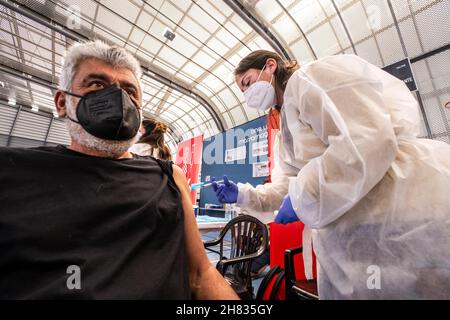 Valencia, Spagna; 6 aprile 2021: L'operatore sanitario inietta il vaccino anticovida ad un paziente presso un centro di vaccinazione. Foto Stock