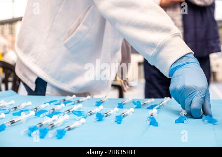 Valencia, Spagna; 6 aprile 2021: Siringhe con vaccini covidi pronte per essere dispensate in un centro di vaccinazione. Campagna di vaccinazione del Covid Foto Stock
