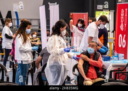 Valencia, Spagna; 6 aprile 2021: Operatori sanitari che lavorano in un centro di vaccinazione. Campagna di vaccinazione anticovideo Foto Stock