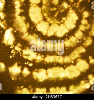 Tie Dye Spiral background. Tessuto Batik dorato. Sfondo Watercolor amore. Tye Die Art Caleidoscopio. Modelli hippie. Bobina Swirl astratta. Artistico tinto Foto Stock