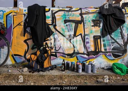 Primo piano delle bombolette spray graffiti nella zona del progetto culturale Bahnwaerter Thiel (Schlachthofviertel), Monaco, Baviera, Germania. Foto Stock
