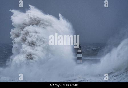 Enormi onde si scontrano contro il faro di Seaham Harbour, County Durham, alla fine della coda di Storm Arwen che ha visto raffiche di quasi 100 miglia all'ora in aree devastanti del Regno Unito. Data foto: Sabato 27 novembre 2021. Foto Stock