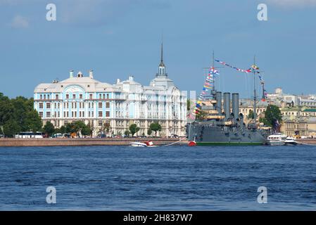 ST. PETERSBURG, RUSSIA - 28 LUGLIO 2016: Una vista dell'Accademia navale di Nakhimov e l'incrociatore 'Aurora' una giornata di sole nel mese di luglio Foto Stock