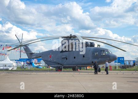 ZHUKOVSKY, RUSSIA - 20 LUGLIO 2017: Il più grande elicottero pesante seriale del mondo mi-26 sul MAKS-2017 International Air Show. Zhukovsky Foto Stock