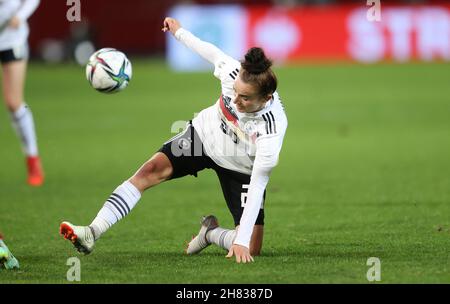 Braunschweig, Germania. 26 novembre 2021. Primo: 26.11.2021, Fuvuball, WM qualifica donne, donne 2021/2022, Germania - Tv* rkei, Turchia 8: 0 Lina Magull, SINGLE ACTION/dpa/Alamy Live News Foto Stock