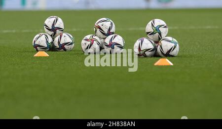 Braunschweig, Germania. 26 novembre 2021. Primo: 26.11.2021, Fuvuball, WM qualifica donne, donne 2021/2022, Germania - Tv* rkei, Tuerkei, backer m, sfondo, palla, BvÑLLE/dpa/Alamy Live News Foto Stock