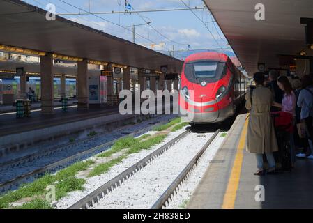 FIRENZE, ITALIA - 25 SETTEMBRE 2017: Il treno ad alta velocità Frecciarossa ETR.1000 della società Trenitaliya arriva alla piattaforma del rai centrale Foto Stock