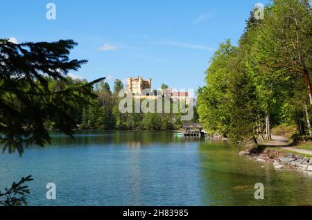 Romantico castello medievale di Wittelsbachs Hohenschwangau (Schloss Hohenschwangau) sul lago Alpsee nelle Alpi (Allgau, Baviera, Germania) Foto Stock