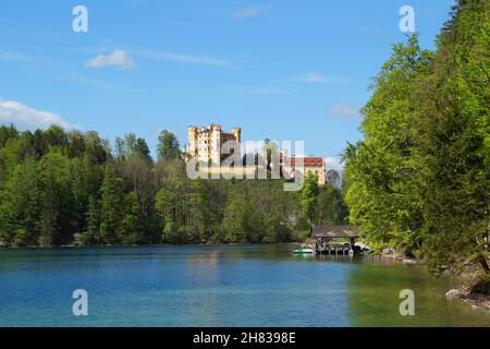 Romantico castello medievale di Wittelsbachs Hohenschwangau (Schloss Hohenschwangau) sul lago Alpsee nelle Alpi (Allgau, Baviera, Germania) Foto Stock