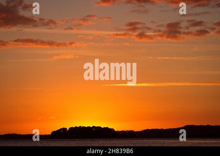 Tramonto su Brownsea Island in Poole Harbour, Inghilterra meridionale Foto Stock