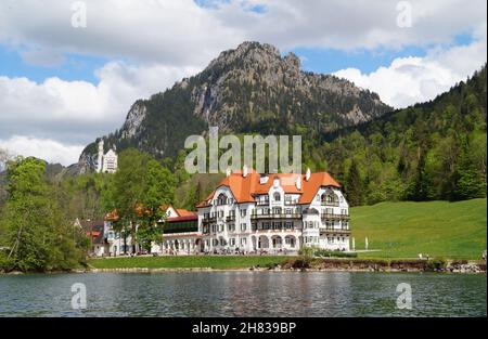 Hohenschwangau Castello (Schloss Hohenschwangau), Neuschwanstein castello e Hotel-Restaurant Zur Alpenrose nelle Alpi sui laghi Alpsee Foto Stock