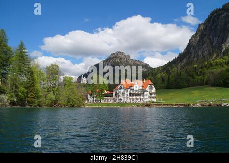 Hohenschwangau Castello (Schloss Hohenschwangau), Neuschwanstein castello e Hotel-Restaurant Zur Alpenrose nelle Alpi sui laghi Alpsee Foto Stock