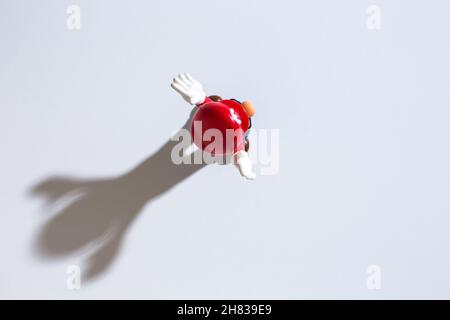 Mosca, Russia - 27 novembre 2021: Vista dall'alto della figura plastica di Mario dal videogioco Nintendo. Foto Stock