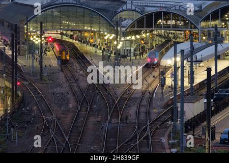 Foto notturna della stazione centrale di Newcastle, scattata dal tetto del castello di Keep, Newcastle upon Tyne, Inghilterra Foto Stock