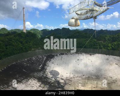 Grande antenna radiotelescopica dell'osservatorio nazionale di Arecibo Puerto Rico. Foto Stock