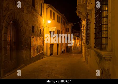 MONTEPULCHANO, ITALIA - 22 SETTEMBRE 2017: Strada notturna della città antica Foto Stock