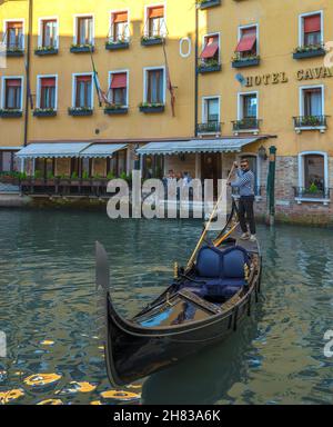 VENEZIA, ITALIA - 25 SETTEMBRE 2017: Gondoliere su una gondola sullo sfondo di un edificio alberghiero Foto Stock