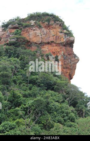 Vista laterale della montagna da Camel Rock in una giornata di sole. Analândia, São Paulo, Brasile. Foto Stock