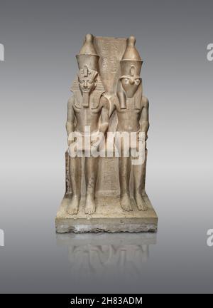 Antica statua egizia del faraone Horemheb con Horus, 1319 - 1292 a.C., 18a dinastia. Kunsthistorisches Muesum Vienna inv AS 8301. Altezza calcare 1 Foto Stock