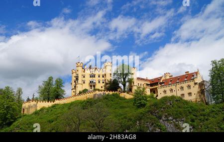 Romantico castello di Hohenschwangau (Schloss Hohenschwangau) sul lago Alpsee nelle Alpi (Baviera, Germania) Foto Stock