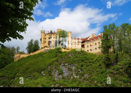 Romantico castello di Hohenschwangau (Schloss Hohenschwangau) sul lago Alpsee nelle Alpi (Baviera, Germania) Foto Stock