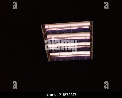 Sfondo foto astratto e scuro. Quattro luci isolate su sfondo nero Foto Stock