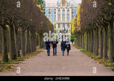 ST. PETERSBURG, RUSSIA - 17 OTTOBRE 2017: Passeggiata sui viali di Catherine Park. Tsarskoye Selo Foto Stock