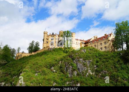 Romantico castello di Hohenschwangau (Schloss Hohenschwangau) sul lago Alpsee nelle Alpi (Baviera, Germania) Foto Stock