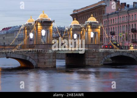 SAN PIETROBURGO, RUSSIA - 18 DICEMBRE 2017: Ponte Lomonosov nell'illuminazione di Capodanno in una nuvolosa mattinata di dicembre Foto Stock