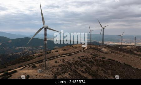 Vista aerea di una centrale eolica, turbine eoliche nella regione montagnosa. Foto Stock