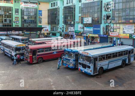 KURUNEGALA, SRI LANKA - 04 FEBBRAIO 2020: Autobus Intercity nel cortile del terminal degli autobus della città Foto Stock