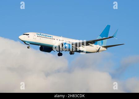 SAN PIETROBURGO, RUSSIA - 25 OTTOBRE 2018: Velivolo Boeing 737-800 (VQ-BTJ) della compagnia aerea di Pobeda nel cielo nuvoloso Foto Stock