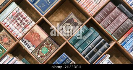 Libreria con libri religiosi sull'Islam in diverse lingue. Foto Stock