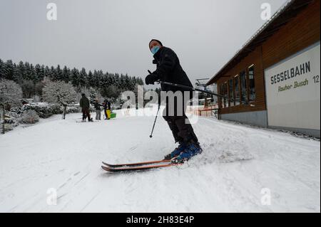 Winterberg, Germania. 27 novembre 2021. Un uomo si alza sugli sci sulla pista da sci di Rauher Busch. Credit: Henning Kaiser/dpa/Alamy Live News Foto Stock